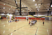 Урок физкультуры в спортзале